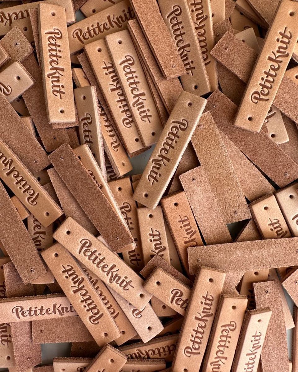 PetiteKnit - lærlabel natur- PetiteKnit