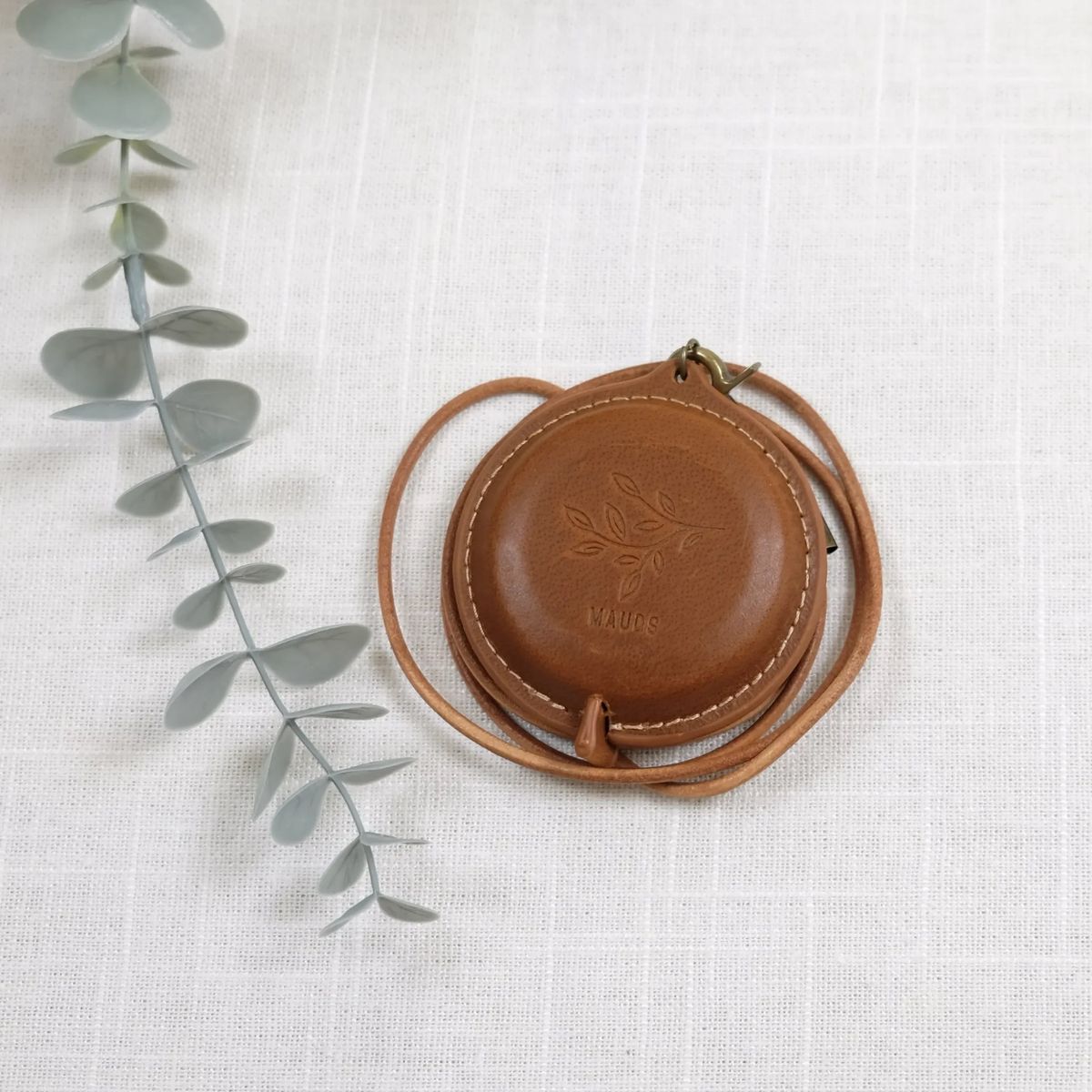 Rullemålbånd i eksklusivt skinn med avtagbar snor